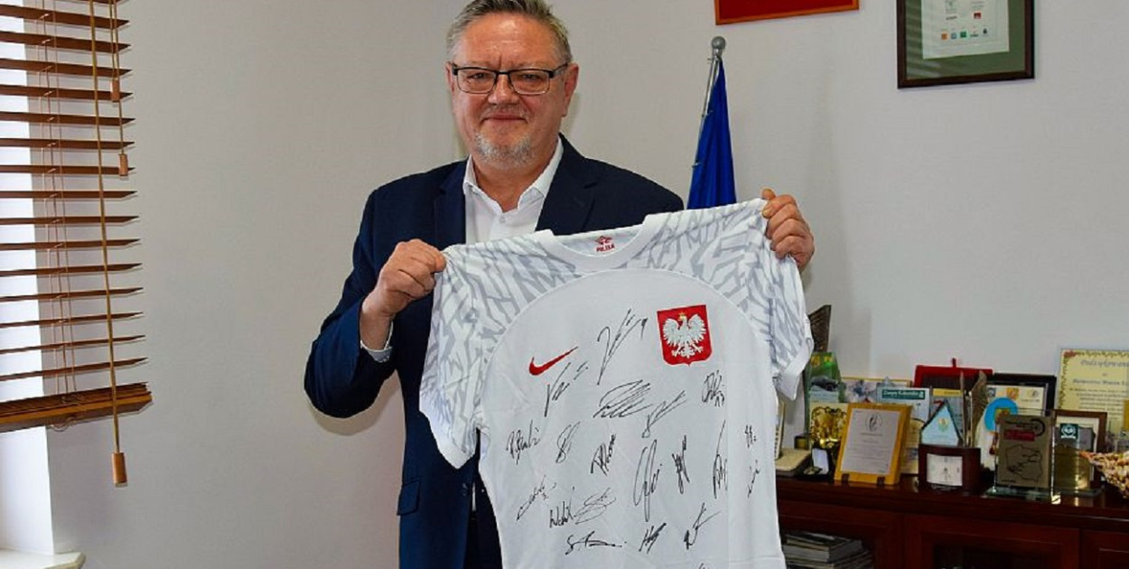 Koszulka jest ozdobiona podpisami zawodników, włącznie z legendarnym Robertem Lewandowskim (Fot. UM Kolno)