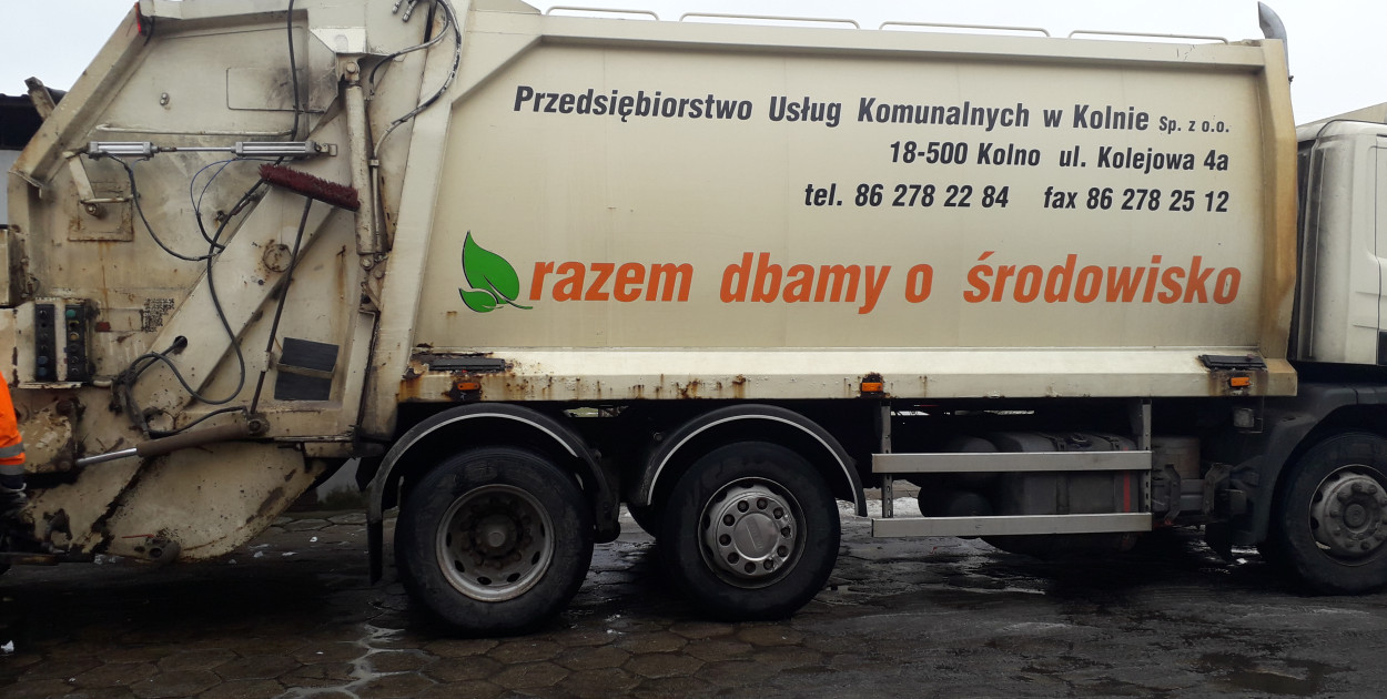 Przedmiotem umowy jest świadczenie usług polegających na odbiorze i transporcie odpadów komunalnych gromadzonych na terenie wszystkich nieruchomości, na których zamieszkują mieszkańcy, m.in.: zmieszanych niesegregowanych zgromadzonych w pojemnikach, odpadów komunalnych zebranych selektywnie zgromadzonych w pojemnikach i workach,  odpadów komunalnych zebranych w Punkcie Selektywnego Zbierania Odpadów Komunalnych (PSZOK)
