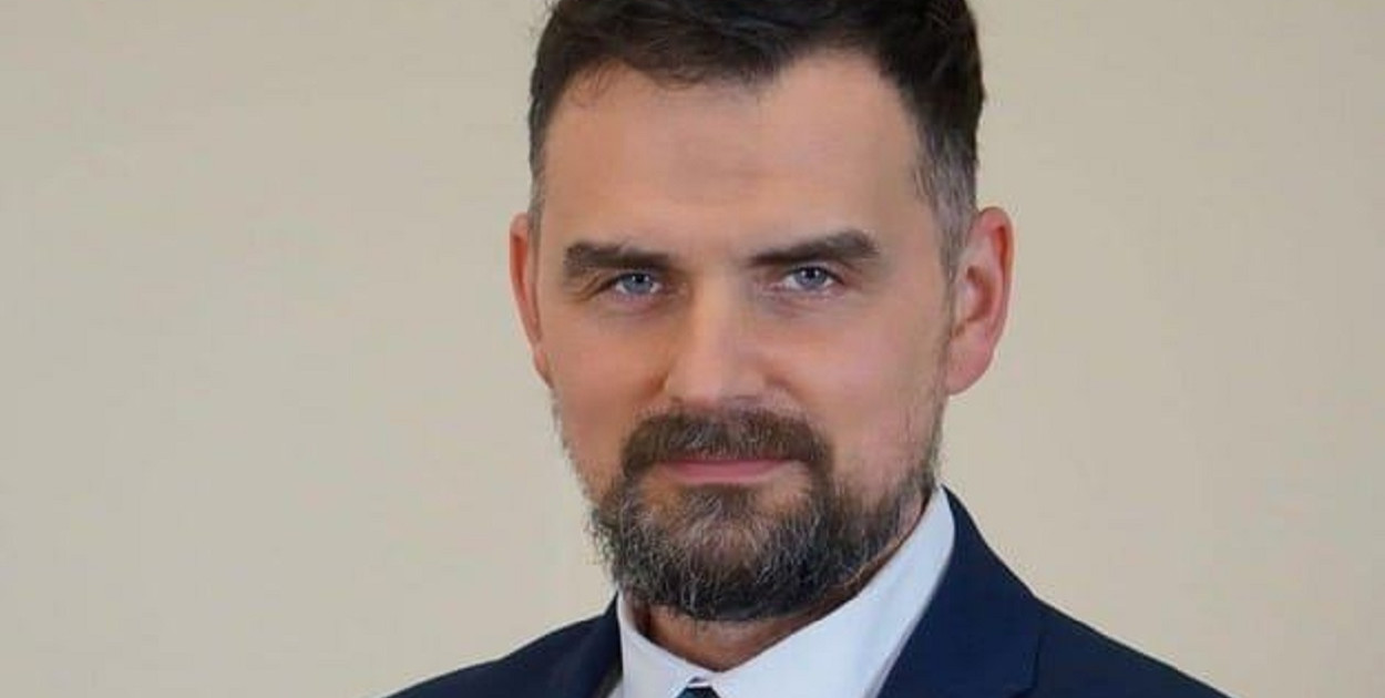 Ukończył studia na Wydziale Pedagogiki i Psychologii Uniwersytetu w Białymstoku oraz studia podyplomowe w zakresie administracji publicznej. Uzyskał też dyplom Master of Business Administration (fot. facebook)