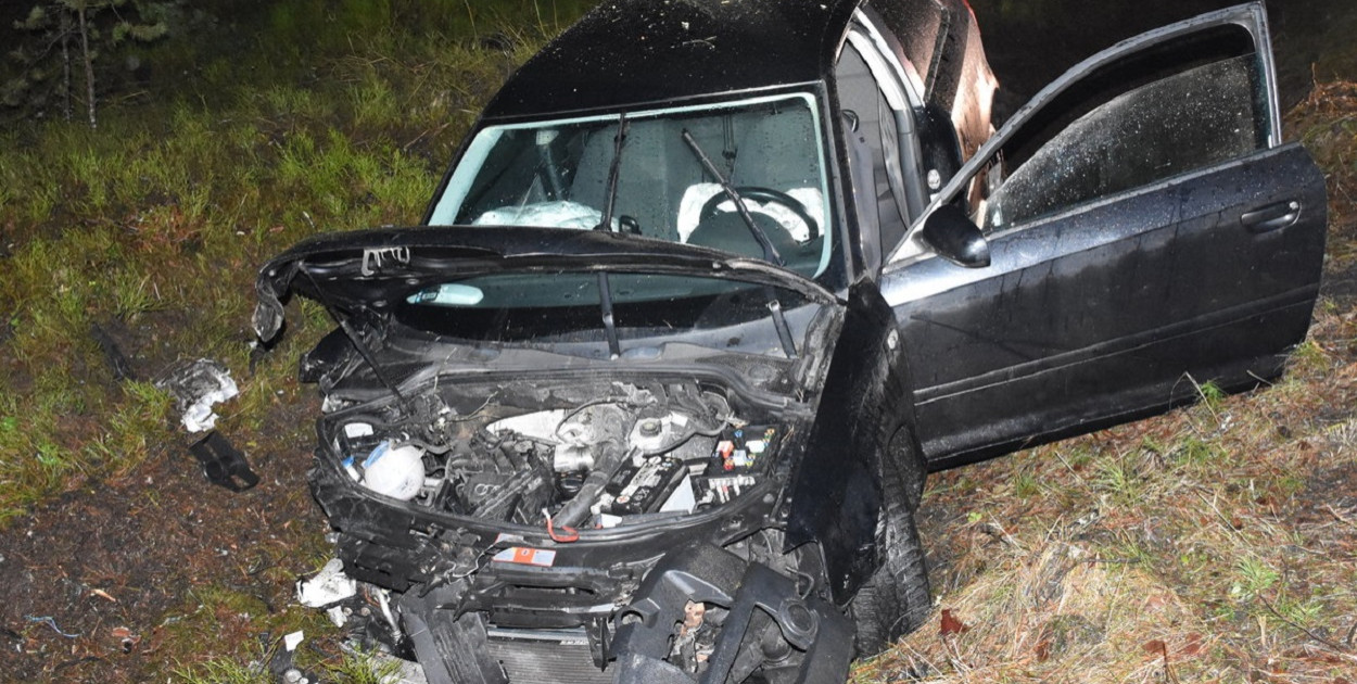 Policjanci piskiej drogówki podjęli pościg, za kierującym pojazdem marki Audi, który nie zatrzymał się do kontroli. Powodem było przekroczenie dopuszczalnej prędkości na trasie Pisz- Ruciane- Nida. 21-letni kierowca audi zlekceważył wydane mu polecenie do zatrzymania, przyspieszył i przez blisko 40 km próbował uciekać popełniając po drodze szereg wykroczeń drogowych. Ostatecznie stracił panowanie nad autem i uderzył w drzewo (fot. KPP Pisz)