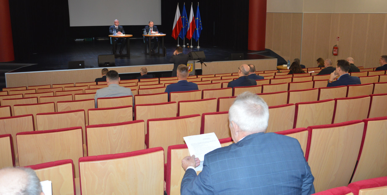 Na zdjęciu obrady sesji miejskiej w Kolnie. Podobne spotkania odbywają się we wszystkich gminach powiatu kolneńskiego. Swoje sesje mają również radni powiatowi