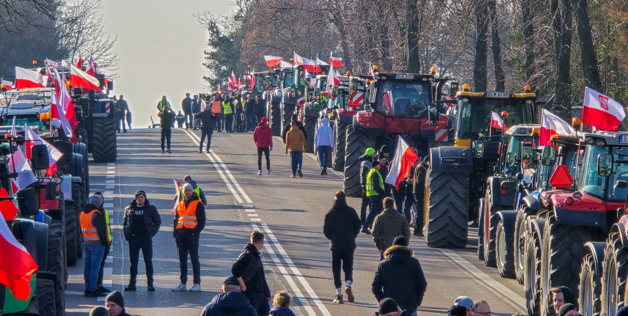 Tak protestują dzisiaj rolnicy w Marianowie (Fot.  Paweł Wądołowski/Radio Białystok)