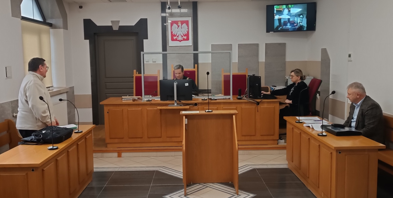 Marek Karwowski, który jest lokatorem mieszkania spółdzielczego, domaga się zwrotu nadpłaty za energię cieplną w kwocie 670 złotych.  Z kolei według spółdzielni ma on dopłacić 41 zł. Chodzi o okres grzewczy 2019-2020.  Powód twierdzi, że przeprowadził dokładną analizę. W efekcie doszukał się błędnego rozliczenia