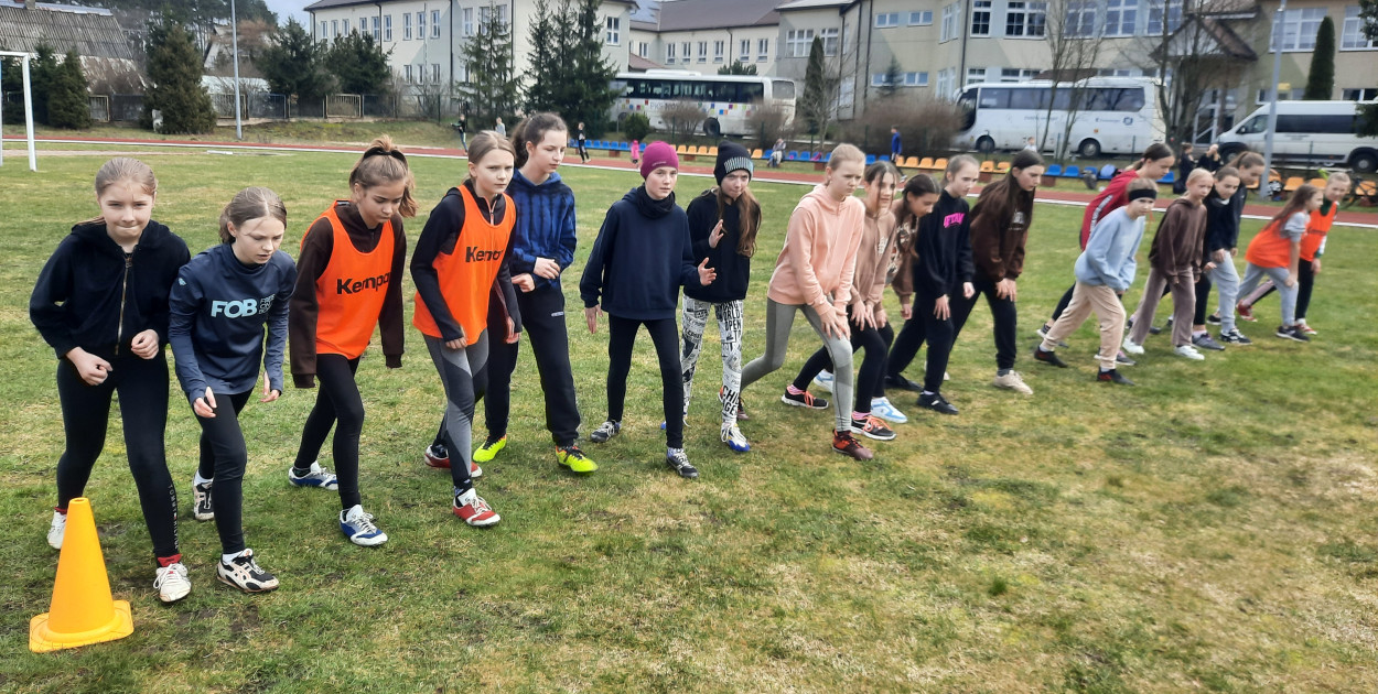 Rywalizacja odbywała się w kategorii dziewcząt i chłopców w ramach jednego rocznika (jedynie uczniowie klasy IV biegali z młodszymi dziećmi)