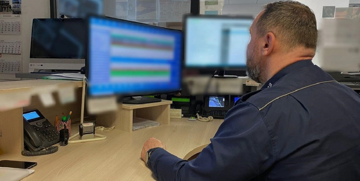 Policja w Kolnie: Bezpodstawne wezwanie Policji to wykroczenie. Przekonał się o tym mieszkaniec gminy Turośl, który zgłosił pod numer alarmowy kradzież telefonu. Okazało się, że żadna kradzież nie miała miejsca, bo 51-latek zapomniał, że zostawił swój telefon w bluzie. Za bezpodstawne wezwanie funkcjonariuszy mężczyzna odpowie przed sądem (fot. KPP Kolno)