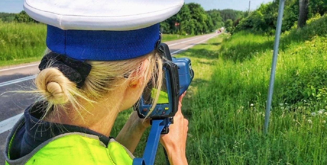Policjanci z łomżyńskiej drogówki zatrzymali prawa jazdy kolejnym trzem kierowcom, którzy przekroczyli prędkość o ponad 50 kilometrów na godzinę w obszarze zabudowanym (fot. KMP Łomża)