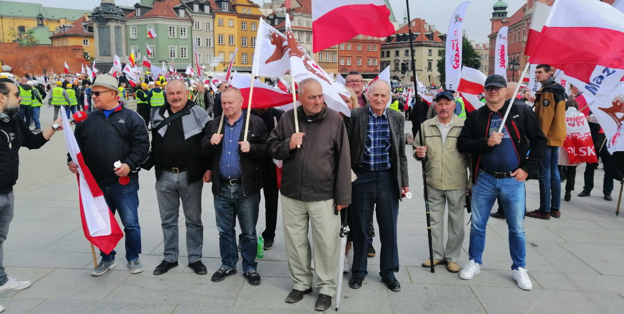 Rzecznik prasowy NSZZ Rolników Indywidualnych "S" Adrian Wawrzyniak powiedział PAP, że na marsz przyjechała "ogromna liczba osób, więcej niż (na protest rolników-PAP) 6 marca". Na zdjęciu protestujący w powiatu kolneńskiego