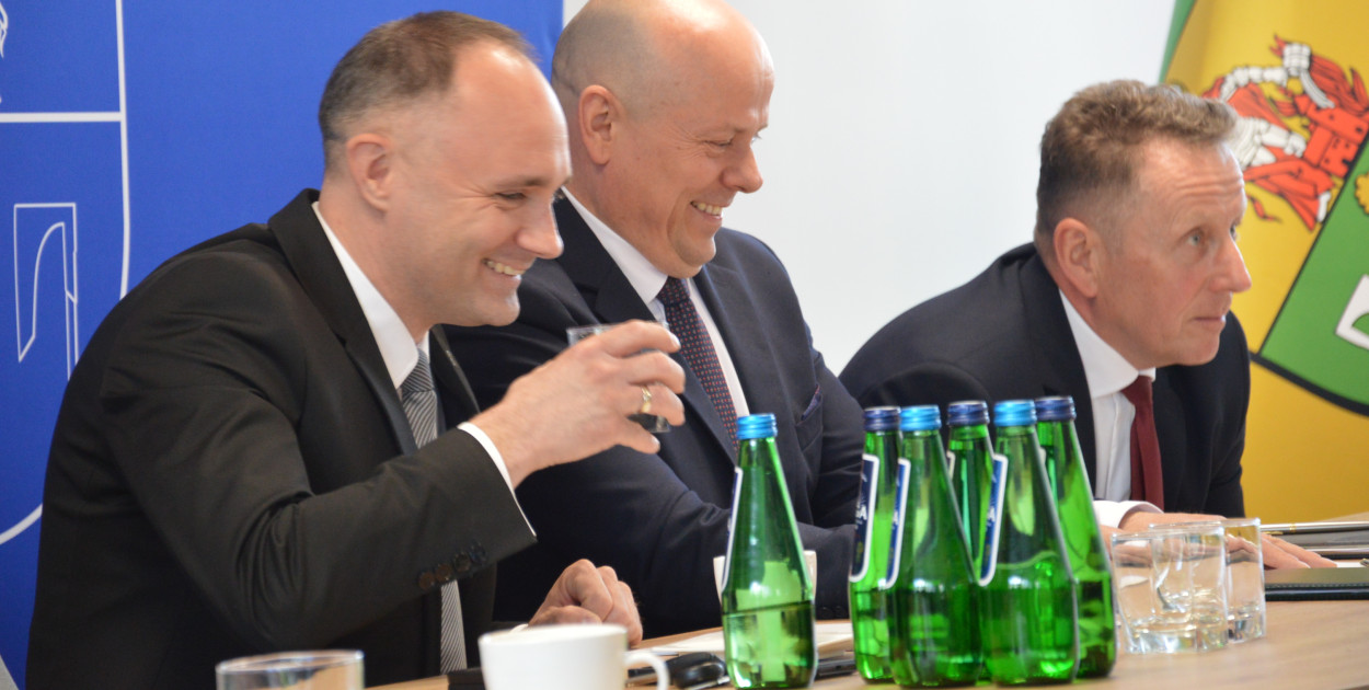 Członkowie Zarządu Powiatu Kolneńskiego podczas sesji inauguracyjnej nowej rady. Czy już wtedy wiedzieli o losach dyrektora PCPR w Kolnie?