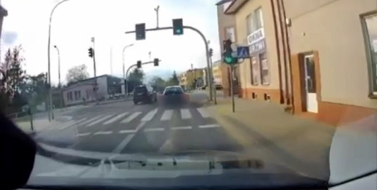 Do niebezpiecznego manewru doszło na skrzyżowaniu w centrum Kolna (fot. nagranie z archiwum Policji)