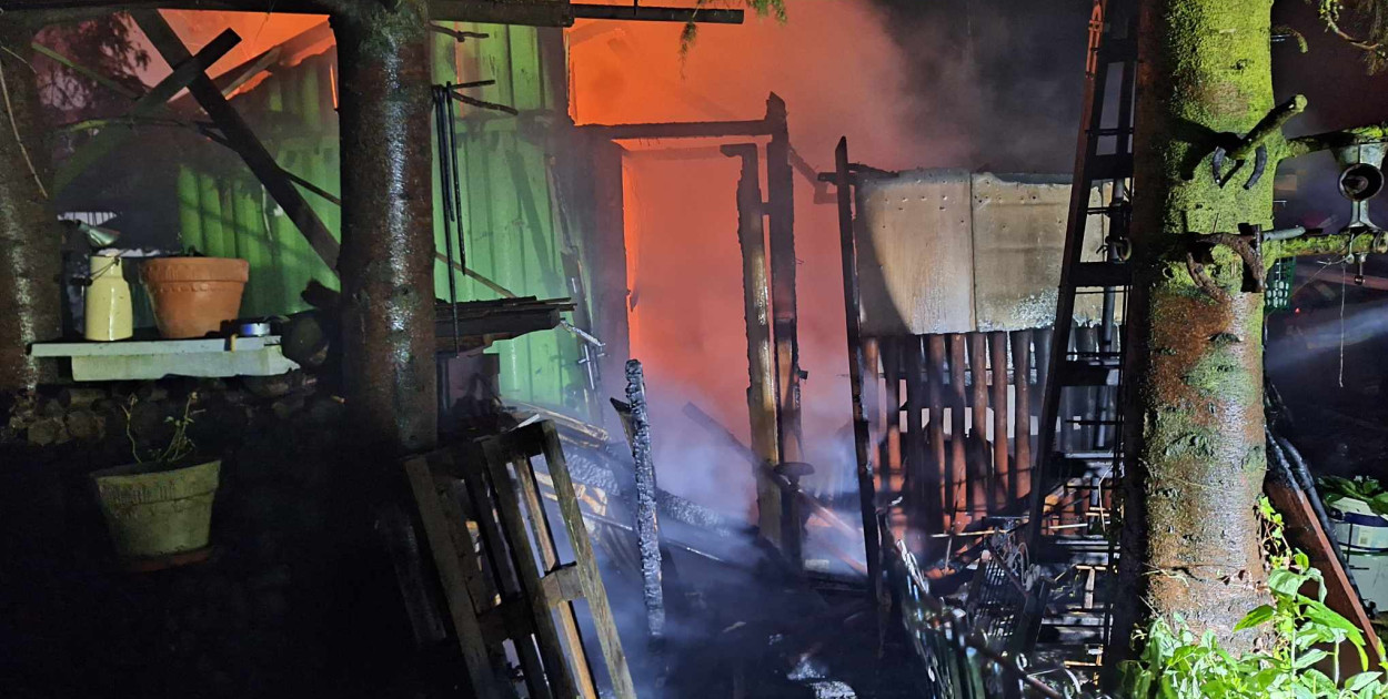 W wyniku pożaru został całkowicie spalony jeden domek, nadpalone zostały ponadto elementy dwóch sąsiadujących domków działkowych (fot. archiwum OSP Kolno)