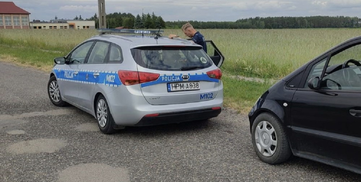 Policjanci z kolneńskiej drogówki ostatecznie zatrzymali kierowcę mercedesa, który wcześniej nie zatrzymał się do kontroli drogowej(fot. KPP Kolno)