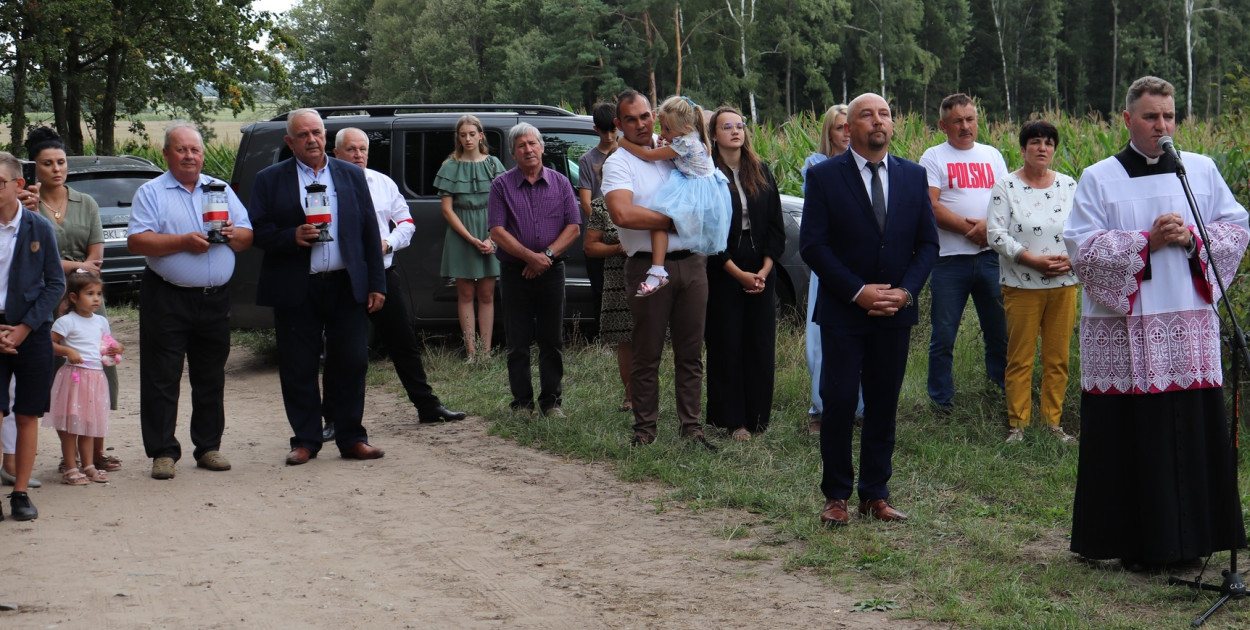 Msza Święta oraz późniejsze uroczystości przy pomniku były wyrazem głębokiej wdzięczności i pamięci o tych, którzy poświęcili swoje życie dla niepodległej Polski. Wspólna modlitwa, składanie kwiatów i zniczy oraz obecność licznych przedstawicieli lokalnej społeczności podkreśliły wagę tego wydarzenia i pokazały, że pamięć o bohaterach narodowych jest wciąż żywa