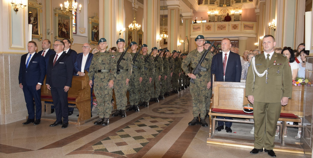 Dziękujemy Bogu za was drodzy żołnierze. Za to, że jesteście tutaj pomiędzy nami tworząc wspólnotę. Za to, że jesteście w Kolnie i dajecie świadectwo miłości do Boga ale też i do drugiego człowieka - mówił podczas mszy Dziekan Kolneński ks. Tomasz Grabowski