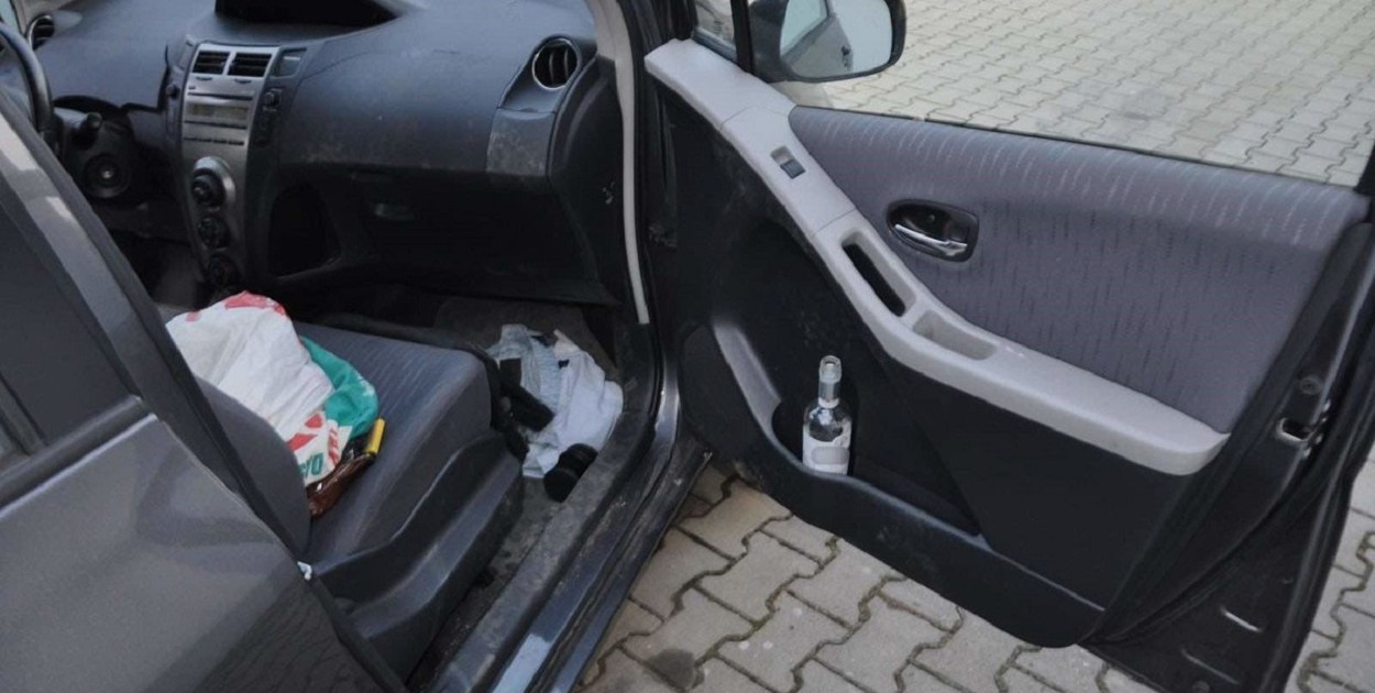 W rozmowie z policjantami przyznała, że w trakcie jazdy piła alkohol, zażywała amfetaminę i kilka dni wcześniej ukradła samochód, którym jechała. Zgodnie z kodeksem karnym za te przestępstwa grozi do 10 lat pozbawienia wolności (fot. KPP Kolno)