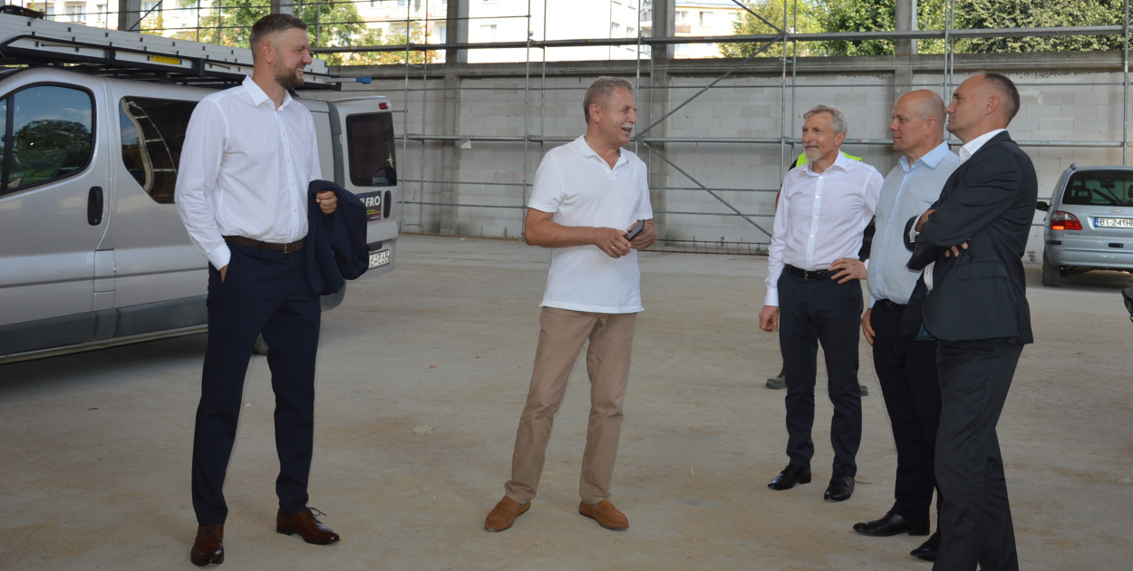 Po obiekcie radnych powiatowych oprowadzał dyrektor ZST Eugeniusz Gromadzki