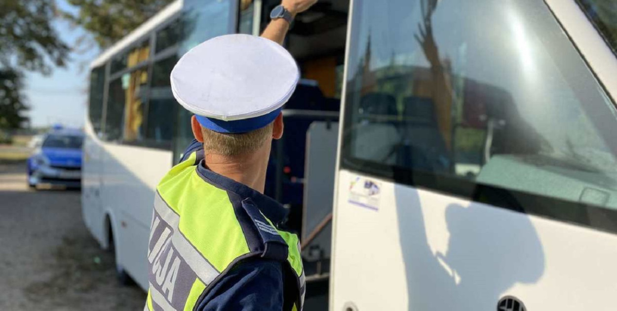 Kontrole autobusów czy prawidłowość oznakowania dróg w okolicy placówek oświatowych - to tylko niektóre z działań jakie policjanci każdego roku podejmują w ramach programu „Bezpieczna droga do szkoły”. Wszystko po to, by zapewnić młodym mieszkańcom naszego powiatu bezpieczne pokonywanie codziennej trasy z domu do szkoły (fot. KPP Kolno)