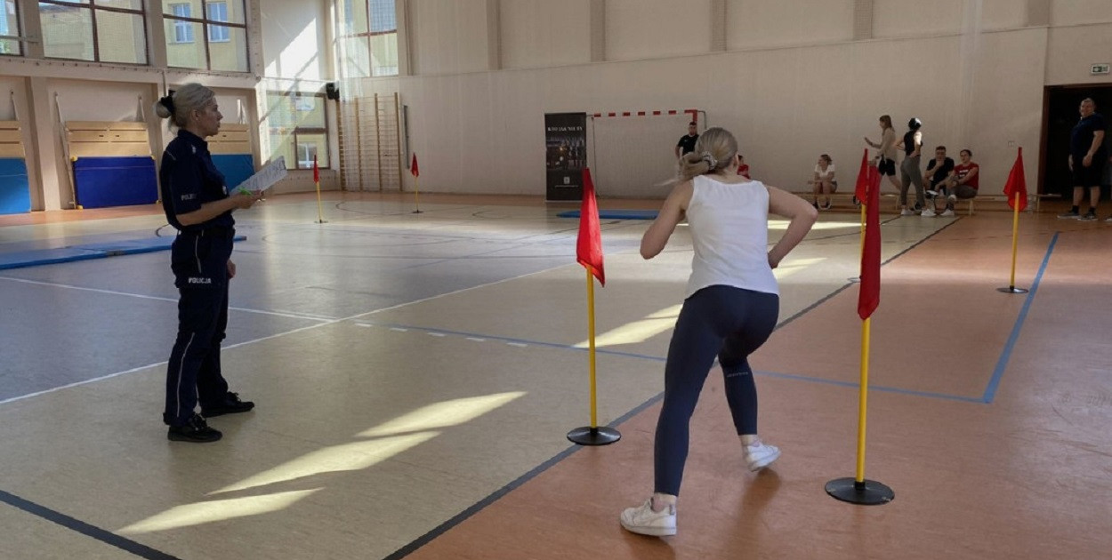 Próbny test to doskonała okazja do sprawdzenia swoich umiejętności oraz dopracowania tych elementów, które sprawiają największe trudności (fot. KPP Kolno)