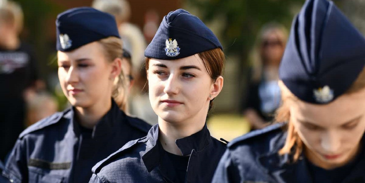 Rotę ślubowania od policjantów przyjął Komendant Wojewódzki Policji w Białymstoku inspektor Kamil Borkowski, w obecności swoich zastępców, komendantów miejskich i powiatowych, dowódców, kadry kierowniczej komendy, przedstawicieli związków zawodowych oraz kapelanów Policji. Uroczystość zaszczycili swoją obecnością najbliżsi funkcjonariuszy (mundurowa z KPP Kolno na zdjęciu pierwsza z lewej, fot. KWP Białystok)