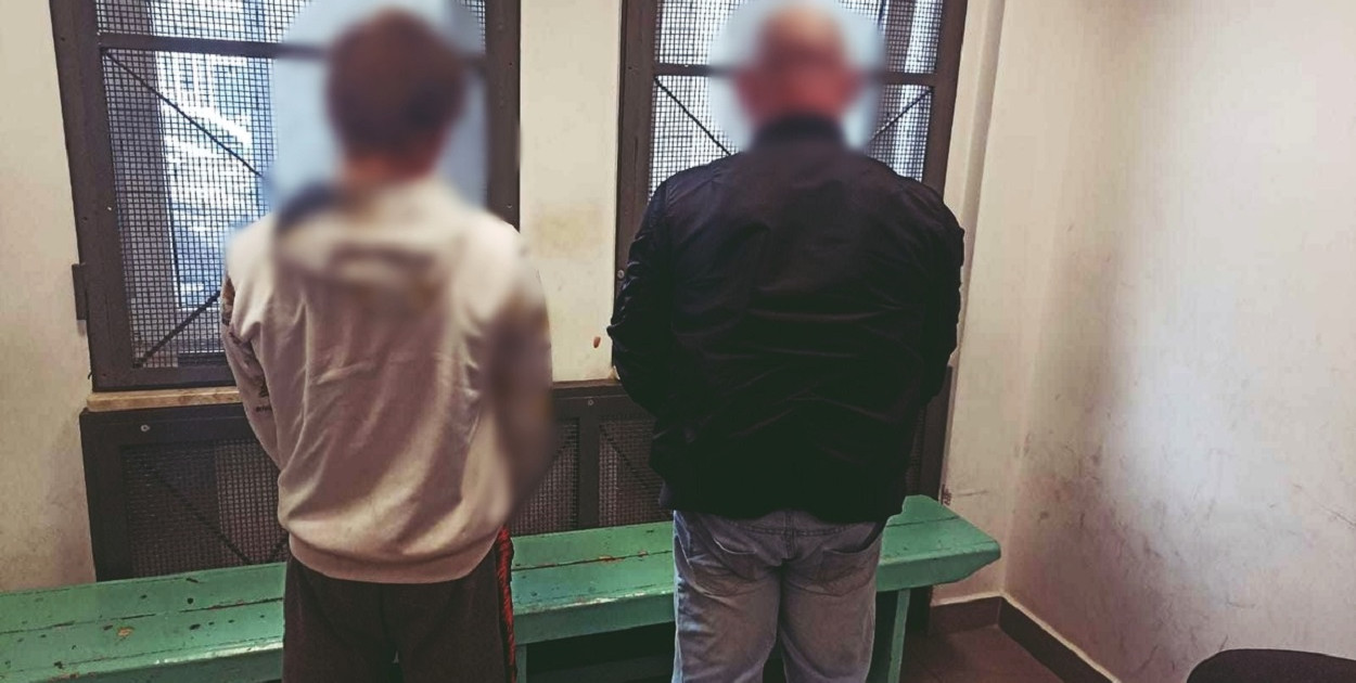 Opisana historia miała być zemstą na byłej dziewczynie jednego z nich. Przy 18 i 41-latku policjanci znaleźli narkotyki i niebezpieczne przedmioty. Obaj noc spędzili w policyjnym areszcie (fot. KMP Łomża)