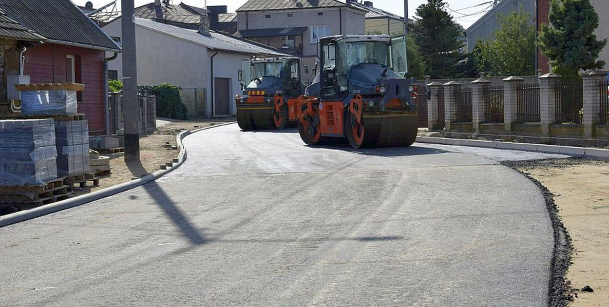 Inwestycje drogowe  na ulicach  Okrzei, Senatorskiej i Strażackiej są realizowane przy wsparciu pozyskanym przez Miasto Kolno z Rządowego Funduszu Rozwoju Dróg (fot. A. Konopka)