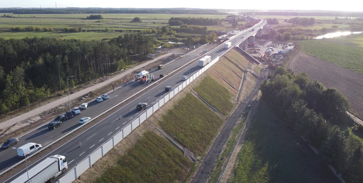 W związku z tym, że ruch na jednej jezdni jest rozdzielony i odbywa się w obu kierunkach, obowiązuje ograniczenie prędkości do 80 km/h i zakaz wyprzedzania
