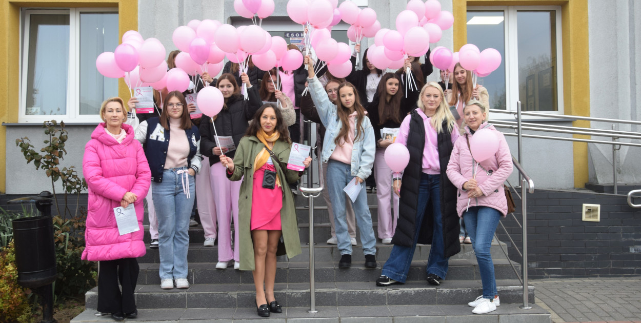 Każda spotkana kobieta otrzymała ulotkę informacyjną oraz różowy balon symbolizujący Różowy Październik (fot. A. Konopka)