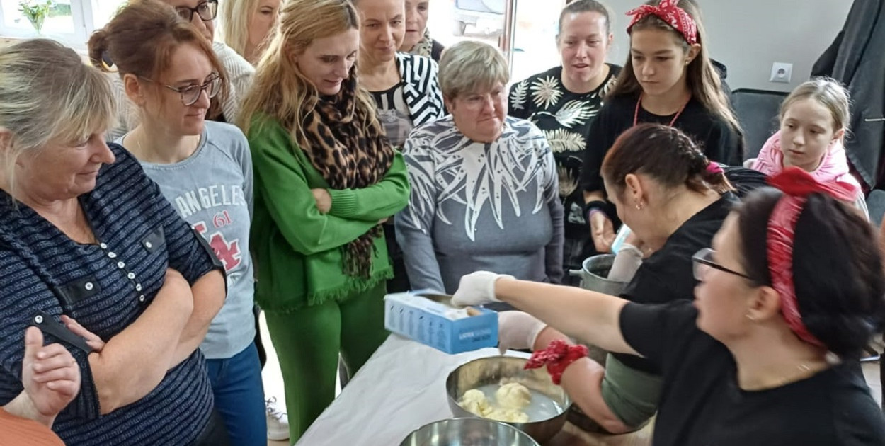 Zadanie  „Ścieżkami tradycji Podlasia" wykonane przez Koło Gospodyń Wiejskich w Surałach "Wiejskie Inspiracje" zrealizowano w ramach umowy zawartej z Zarządem Województwa Podlaskiego