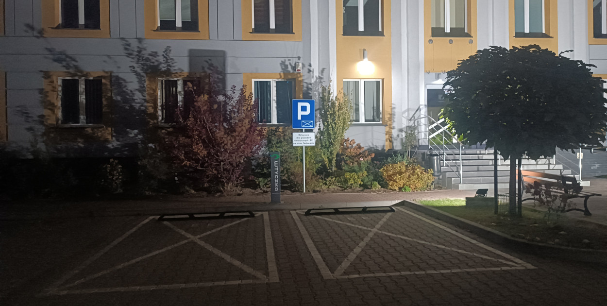 Stacja ładowania pojazdów elektrycznych przed UM Kolno w nocy