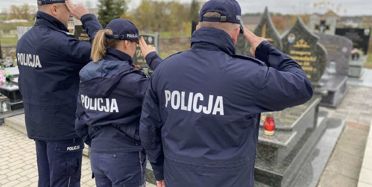 Pomimo ogromu pracy, w przededniu Święta Zmarłych I Zastępca Komendanta Powiatowego Policji w Kolnie mł. insp. Mariusz Głębocki wraz z przedstawicielami kolneńskiej jednostki z symbolicznym światełkiem pojawili się przy grobach swoich zmarłych kolegów