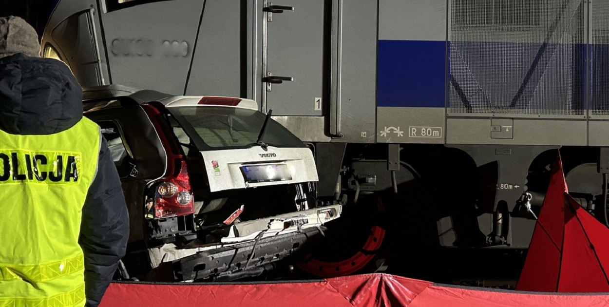 Pojazd osobowy marki Volvo wjechał wprost po jadący pociąg. Pociągiem podróżowało 520 osób. Nikomu nic się nie stało. Podróżni zostali ewakuowani i w dalszą podroż pojechali podstawionymi autobusami. Niestety w wypadku zginęło pięć osób podróżujących volvo. Do późnych godzin nocnych na miejscu pracowali policjanci, którzy pod nadzorem prokuratora wyjaśniali przyczyny i okoliczności zdarzenia (fot. KPP Pisz)