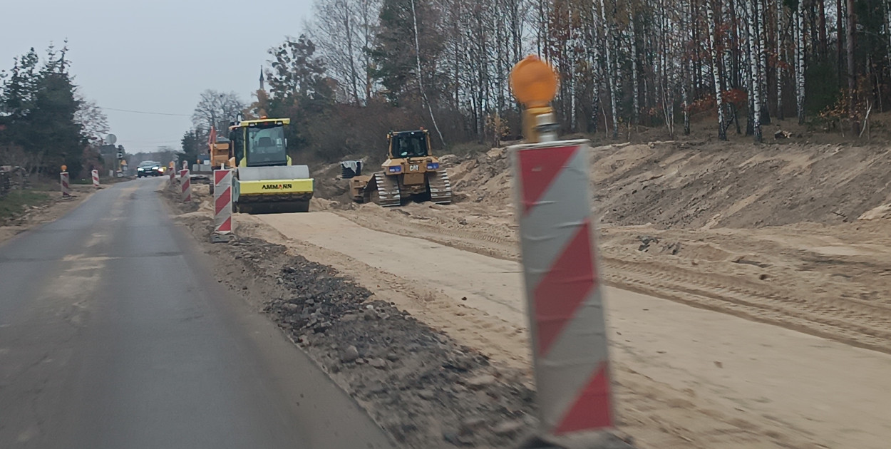 Rozbierany jest m.in. istniejący korpus drogowy, wykonywana jest stabilizacja podłoża gruntowego, budowana jest kanalizacja deszczowa w miejscowości Jeże