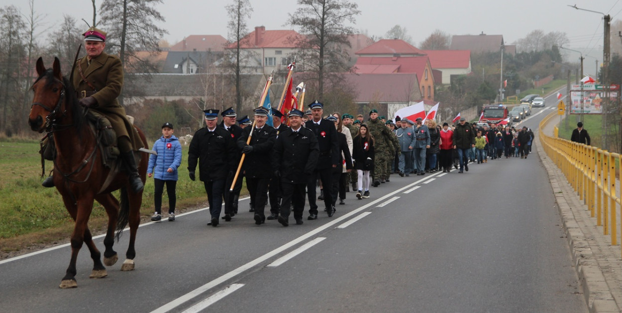 Po zakończeniu nabożeństwa w towarzystwie kawalkady motocyklistów nastąpił przemarsz pod pomnik Józefa Piłsudskiego przy ul. Ignacego Potocznego (fot. UG Mały Płock)