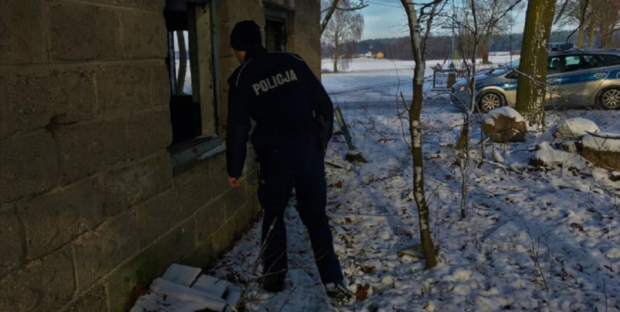 Duży spadek temperatury i bardzo zimne noce to warunki pogodowe zagrażające życiu ludzi. Policjanci apelują o zwracanie uwagi na osoby bezdomne oraz potrzebujące pomocy. Czasami wystarczy jeden telefon, aby uratować bezcenne ludzkie życie. Wszystkie zgłoszenia można kierować pod numer alarmowy 112 (fot. archiwum KPP Kolno)