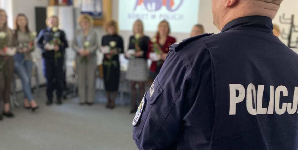 Obecnie w Komendzie Powiatowej Policji w Kolnie służbę pełni 10 policjantek. Pracę kolneńskich policjantów wspomaga 13 kobiet zatrudnionych na stanowiskach cywilnych (fot. KPP Kolno)