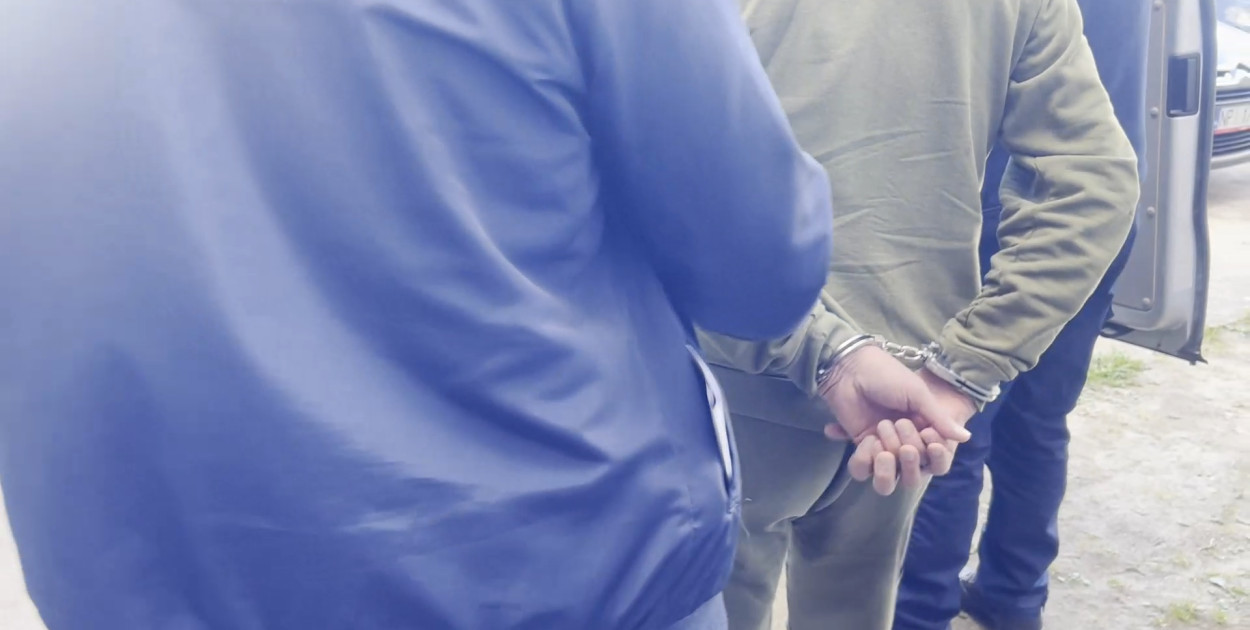 Nietrzeźwy sprawca został zatrzymany przez policjantów. Usłyszał zarzut usiłowania zabójstwa i został tymczasowo aresztowany