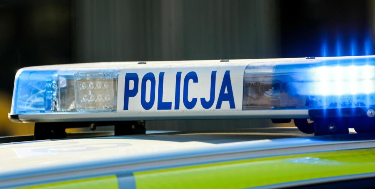 Dziewięciu chłopaków w wieku od 16 do 19 lat zaatakowało innego. Monitoring zarejestrował całe zdarzenie (PAP)