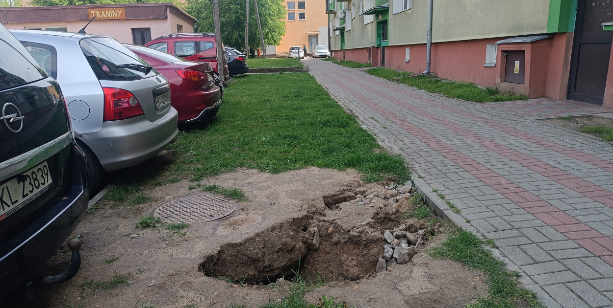 Podmyta studzienka przy bloku na ulicy 11 Listopada
