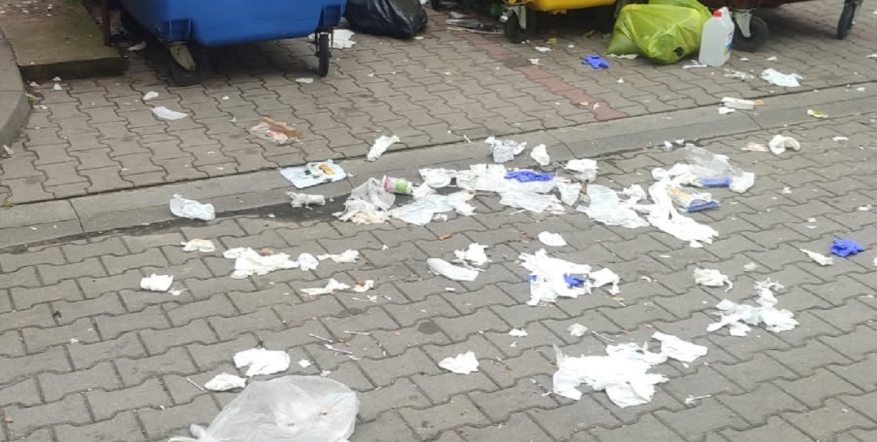 Śmieci na osiedlu Witosa w Kolnie