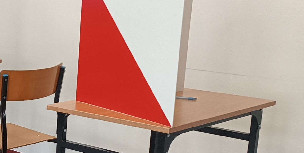 Liczba wyborców uprawnionych do głosowania (umieszczonych w spisie, z uwzględnieniem dodatkowych formularzy) w chwili zakończenia głosowania	2 553