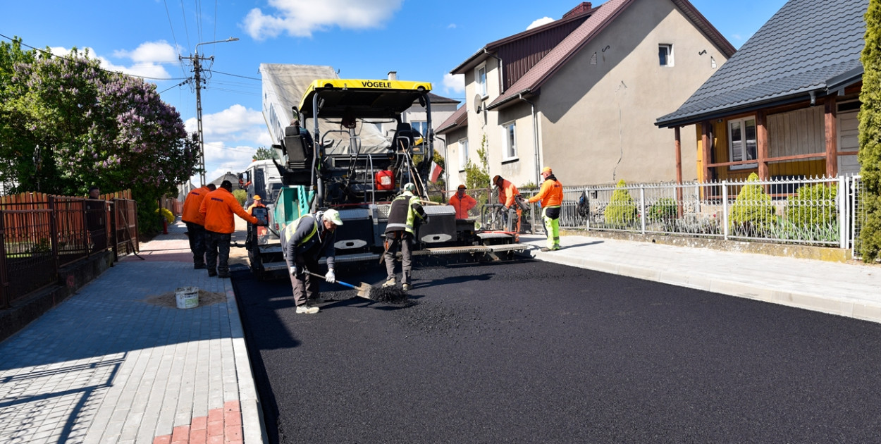 Zakończenie prac związanych z położeniem nawierzchni asfaltowej stanowi kluczowy etap realizacji inwestycji