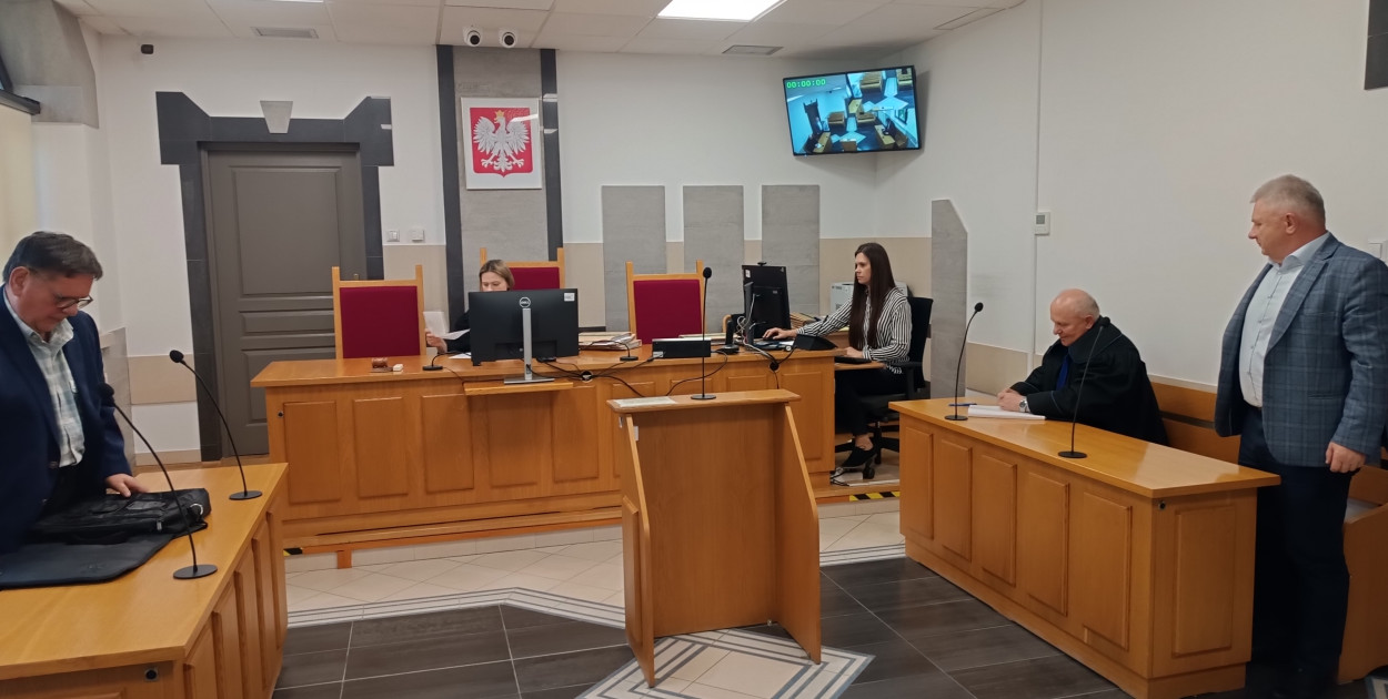 Sprawa na razie została odroczona. Sąd ma podjąć decyzję co dalej, strony mają 10 dni na składanie dodatkowych wniosków
