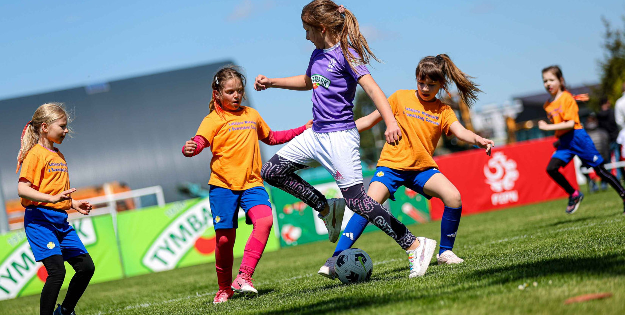 Do rozgrywek zgłoszone zostały drużyny z powiatu kolneńskiego:  z kolneńskiej dwójki  - U12 (chłopcy) - Kolniacy oraz z SP Turośl - U8 (chłopcy) - Kurpiki Turośl, - U10 (chłopcy) - Kurpiki Turośl,  - U10 (dziewczęta) - Kurpiki Turośl, - U12 (chłopcy) - Kurpiki Turośl.  W finale wojewódzkim znalazła się drużyna Kurpiki Turośl U12M