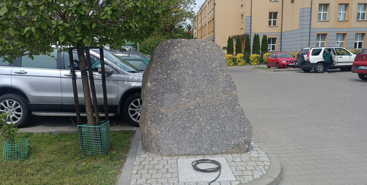 Obelisk przed kolneńskim magistratem 