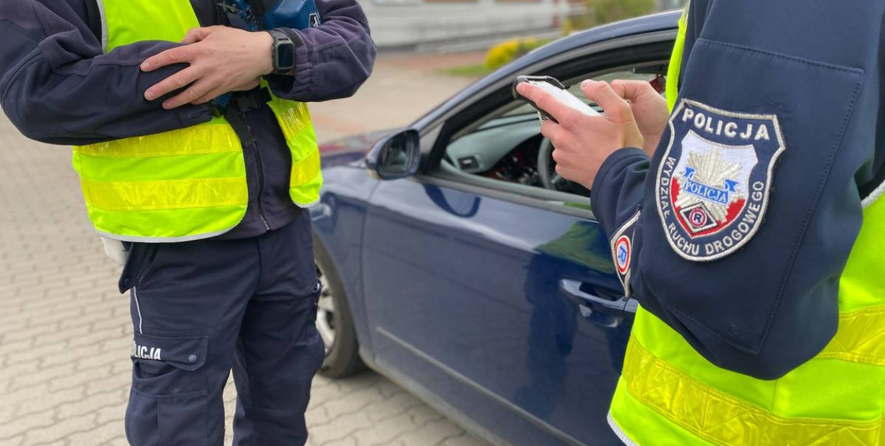 Niedostosowanie prędkości do wyznaczonych limitów i warunków panujących na drodze, wciąż jest główną przyczyną wypadków drogowych ze skutkiem śmiertelnym. Apelujemy zatem do kierowców, aby przestrzegali dozwolonych limitów prędkości, a także zwalniali w miejscach, gdzie przepisy i zdrowy rozsądek wymagają zachowania szczególnej ostrożności. Taka wzmożona czujność niezbędna jest m.in. w okolicach przejść dla pieszych, przejazdów dla rowerów oraz w rejonie skrzyżowań