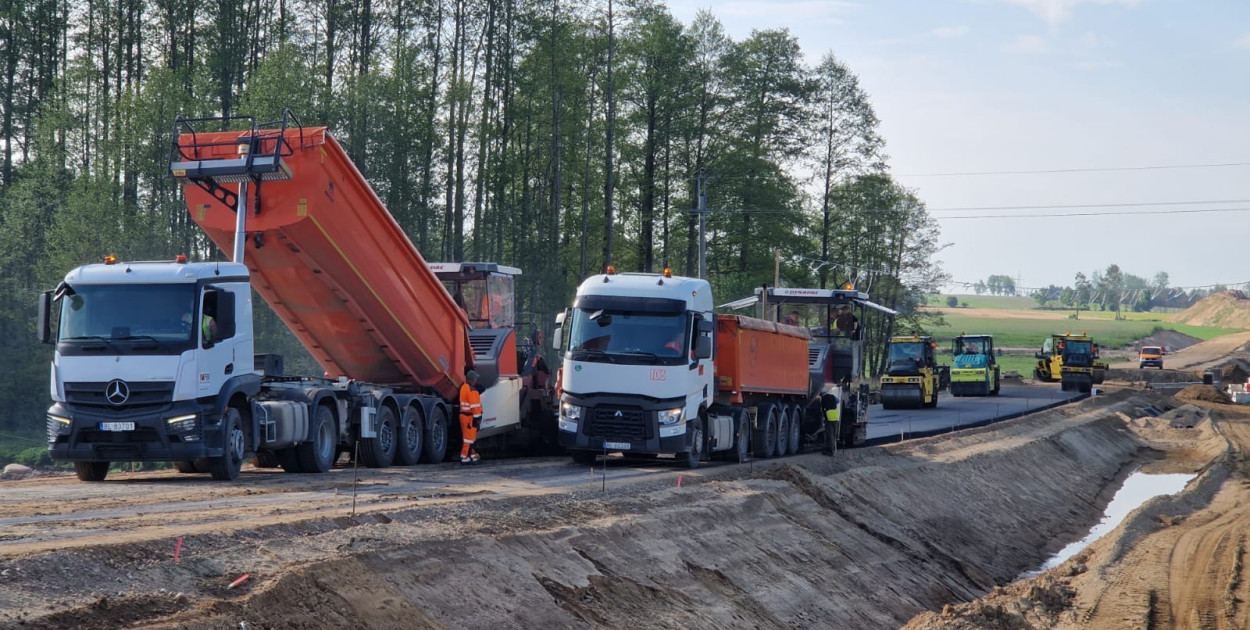Wybudowane zostaną m.in. trzy ronda, ścieżki pieszo-rowerowe, pojawią się też dwa mosty nad rzeką Łabna. Fot. archiwum wykonawcy inwestycji (Trakcja S.A.)
