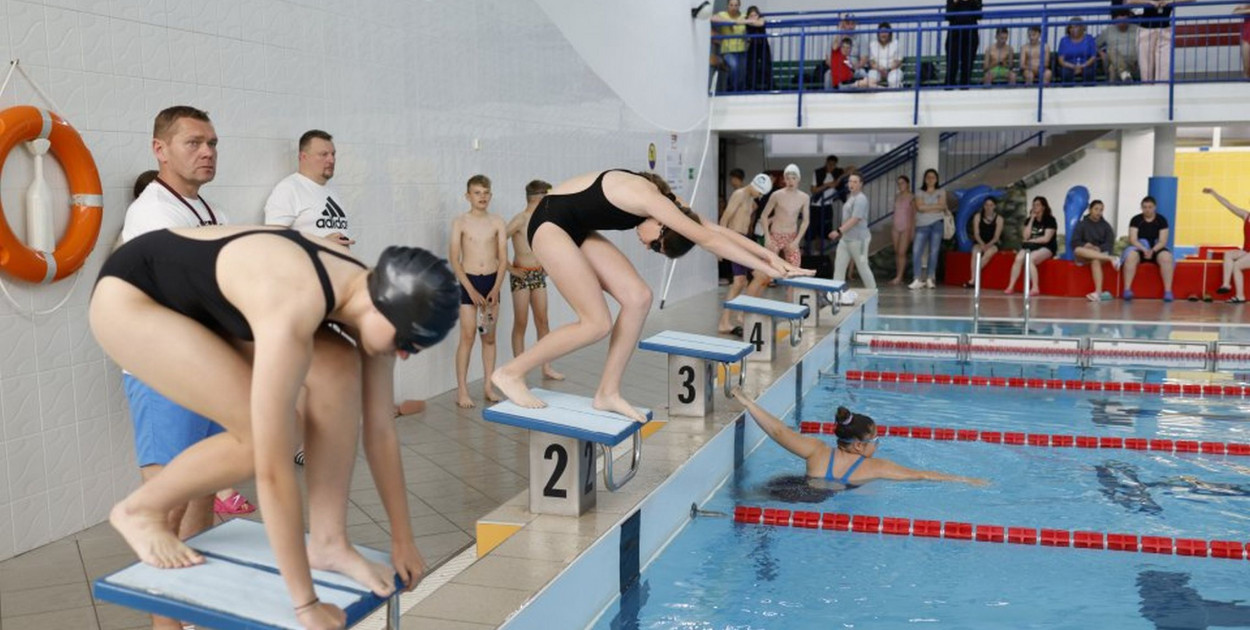 24 maja 2025 roku na Krytej Pływalni Kolneńskiego Ośrodka Kultury i Sportu odbyły się Mistrzostwa Kolna w Pływaniu (fot. archiwum KOKiS)