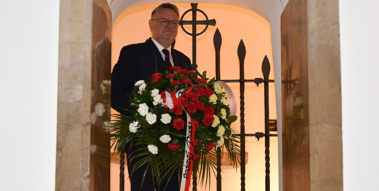 Andrzej Duda w bazylice archikatedralnej św. Jana Chrzciciela – miejscu pochówku Janusza I Starszego. To dzięki jego trosce o rozwój Mazowsza, Kolno stało się w 1425 roku samodzielnym ośrodkiem miejskim