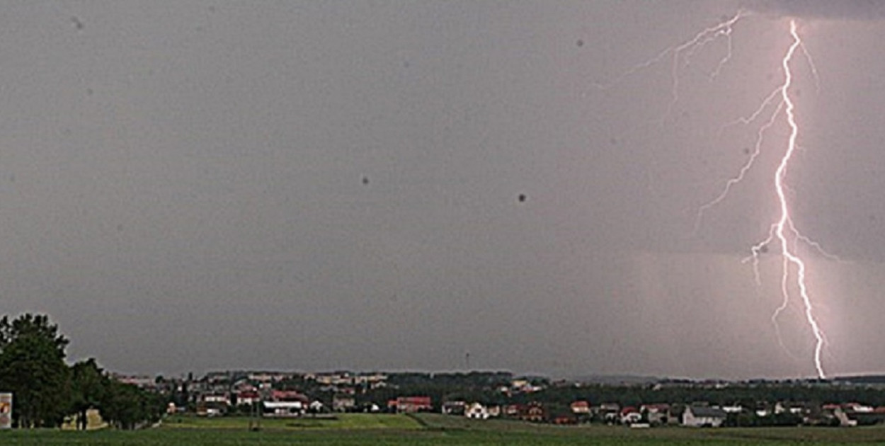 Prognozowane są burze, którym miejscami będą towarzyszyć silne opady deszczu do 30 mm oraz porywy wiatru do 70 km/h, punktowo do 80 km/h. Lokalnie grad