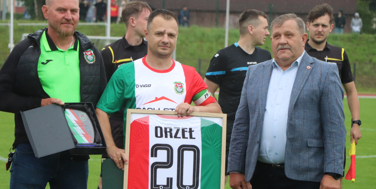 Kibice, koledzy, piłkarze i Zarząd pięknie podziękowali Robertowi Brzezińskiemu za wieloletni wkład w rozwój naszego klubu (fot. E. Zadroga)