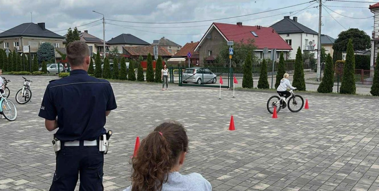 Podczas codziennej drogi do szkoły i na zajęcia pozalekcyjne trzeba dokładnie rozglądać się dookoła i mieć się na baczności, a posiadanie wiedzy z zakresu przepisów ruchu drogowego pozwala bezpiecznie dotrzeć do celu (fot. KPP Kolno)